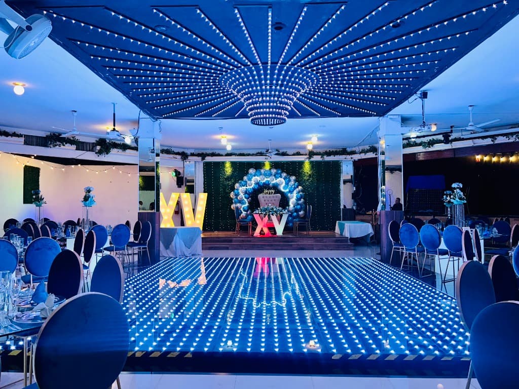 Vista panorámica del Salón Diamante con pista de baile LED y techo estrellado